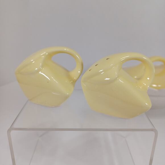 Vintage USA 231 Pottery Covered Dish With Salt And Pepper Yellow MCM Mid Century - Picture 9 of 13